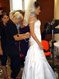 Pomoc s oblékáním svatebních šatů nevěsty v salónu krásy Dolce Diva Říčany 5 - Smíchov